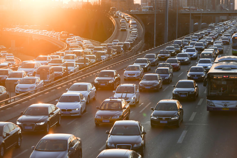 © Reuters. FILE PHOTO: A view of heavy traffic during the afternoon rush hours in Beijing
