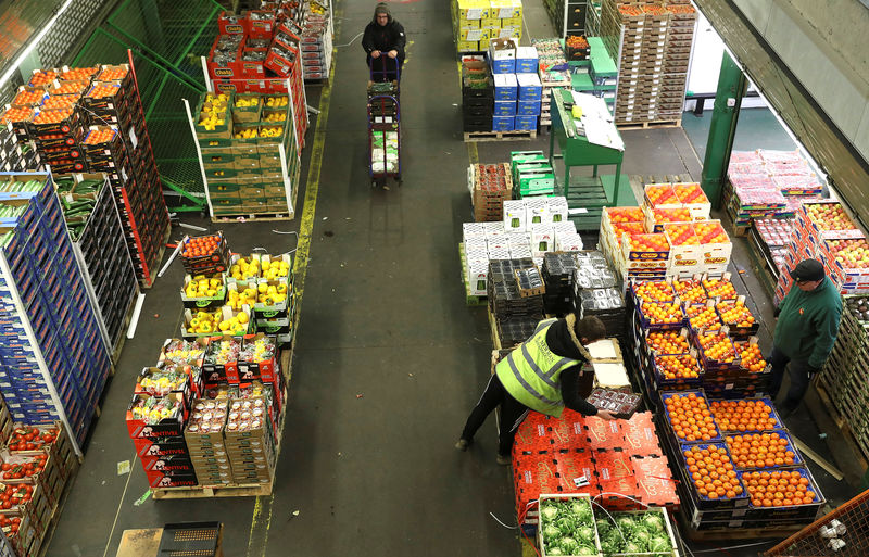 © Reuters. Fruit and vegetables sit on display at New Covent Garden wholesale market in London