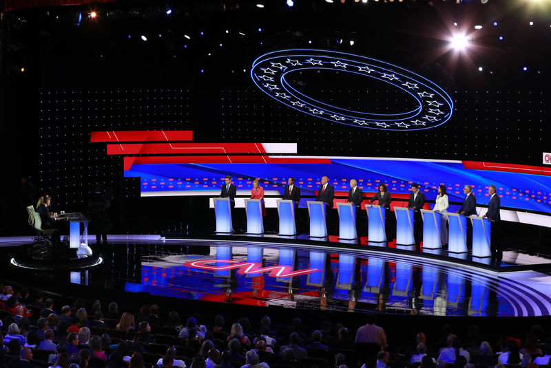 © Reuters. Democratic 2020 U.S. presidential candidates pose together before the start of the second night of the second U.S. 2020 presidential Democratic candidates debate