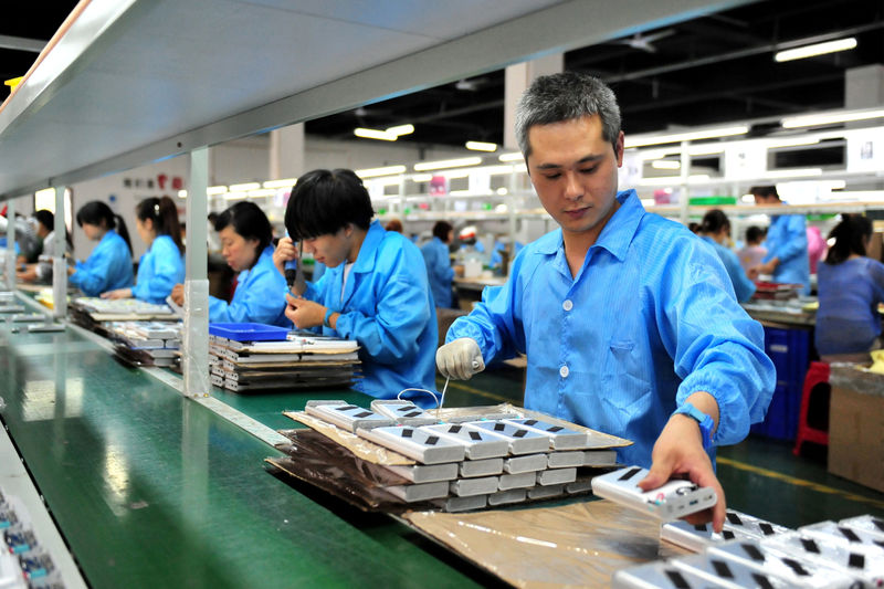 © Reuters. Trabalhadores em fábrica na China
