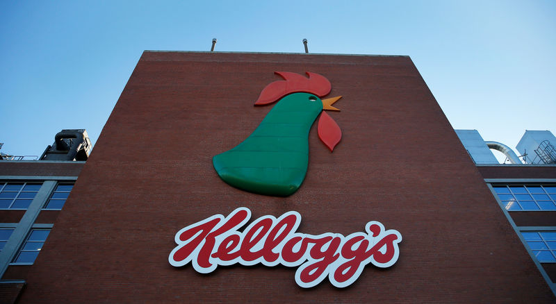 © Reuters. FILE PHOTO: A sign hangs outside the Kellogg's factory near Manchester