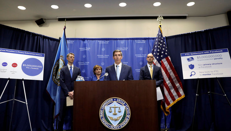 © Reuters. FILE PHOTO: FTC Presser on Facebook settlement in Washington