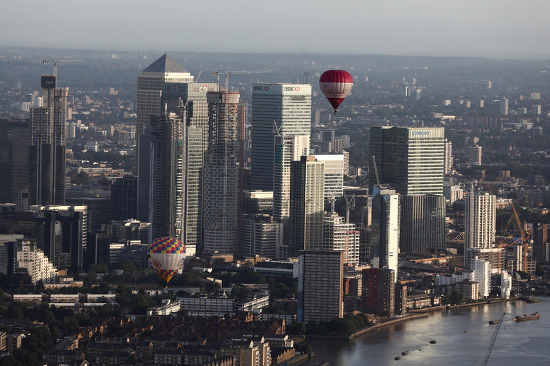 © Reuters. FILE PHOTO: Hot air balloons fly over Canary Wharf during the Lord Mayor's Hot Air Balloon Regatta, in London