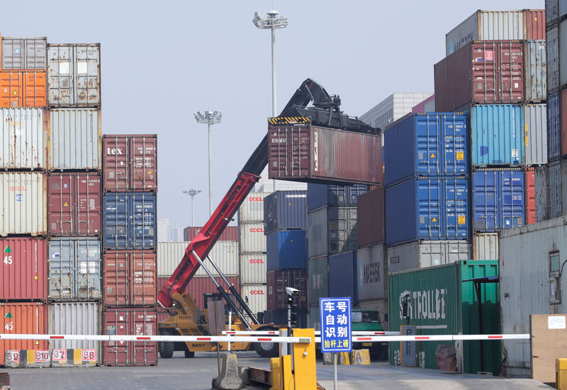 © Reuters. FILE PHOTO: Containers are seen at a logistics center near Tianjin Port