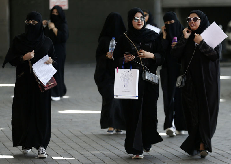 Arabia Saudita pone fin a las restricciones de viajar sobre mujeres y les da más control familiar