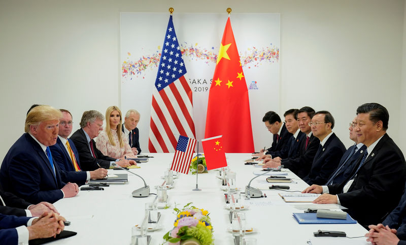 © Reuters. FOTO DE ARCHIVO. El presidente de Estados Unidos, Donald Trump, se reúne con el mandatario chino,  Xi Jinping, y otros funcionarios en Osaka en junio de 2019