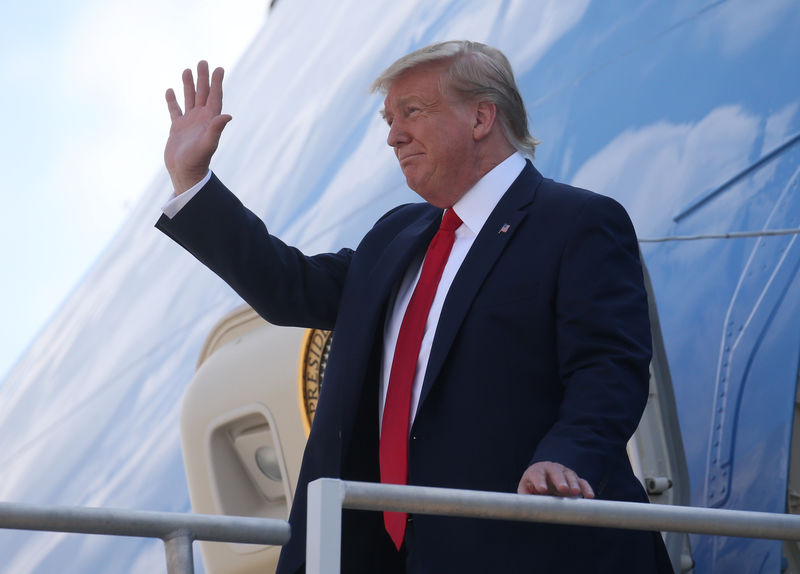 © Reuters. Foto del jueves del presidente de EEUU, Donald Trump, saludando al llegar a Kentucky