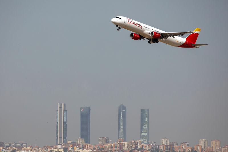 © Reuters. FOTO DE ARCHIVO: Un avión de Iberia Express Airbus A321-200 despega del aeropuerto Adolfo Suárez Madrid-Barajas en Madrid