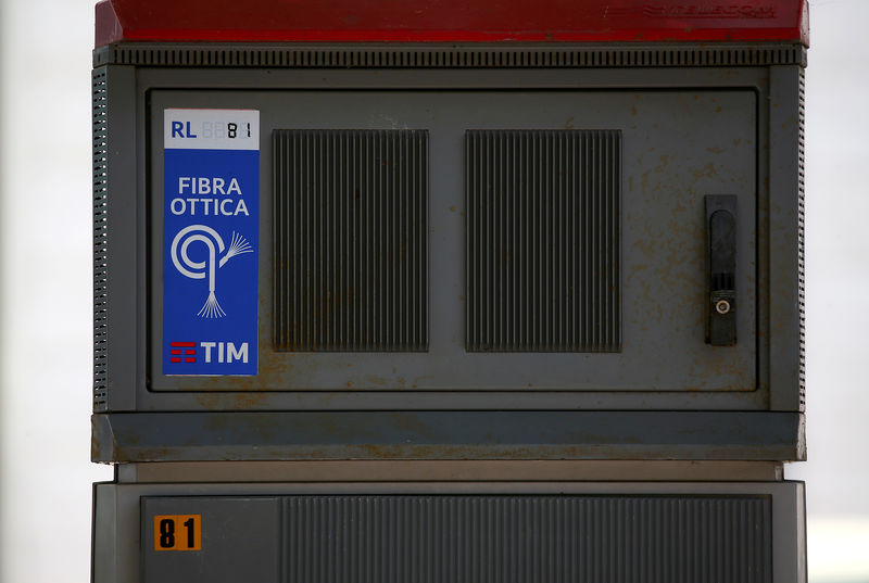 © Reuters. FILE PHOTO: A Telecom Italia's control unit of fiber optics is seen in Perugia