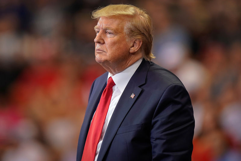 © Reuters. U.S. President Donald Trump pauses during an address at a campaign rally in Cincinnati