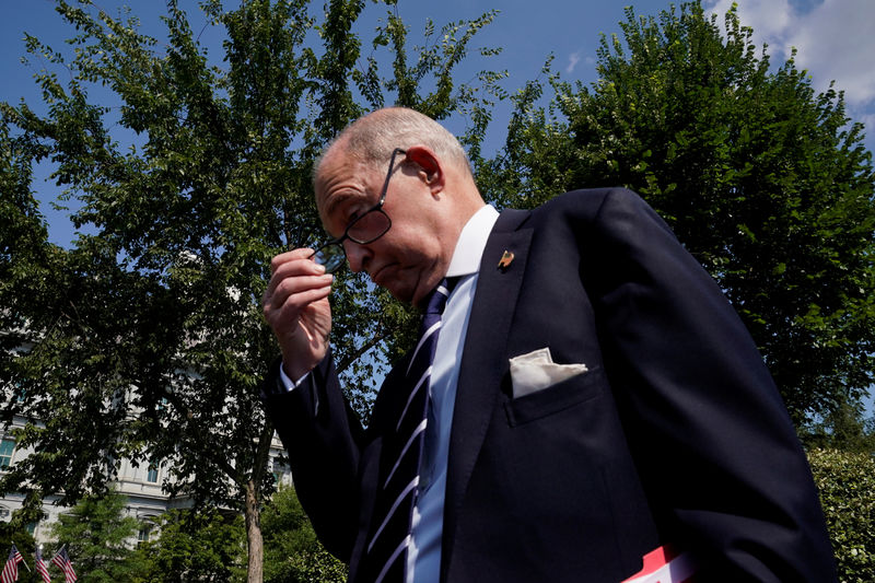 © Reuters. Larry Kudlow speaks with reporters outside the White House