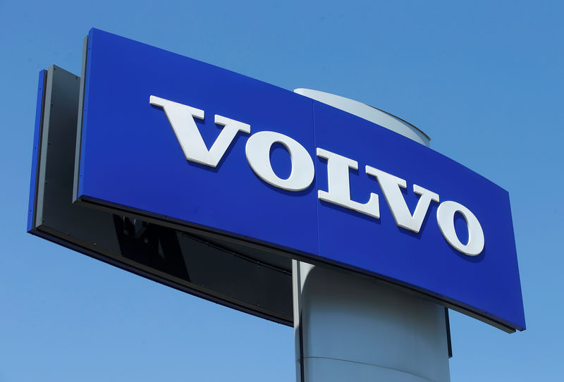 © Reuters. FILE PHOTO: A Volvo logo is seen at a car dealership in Vienna