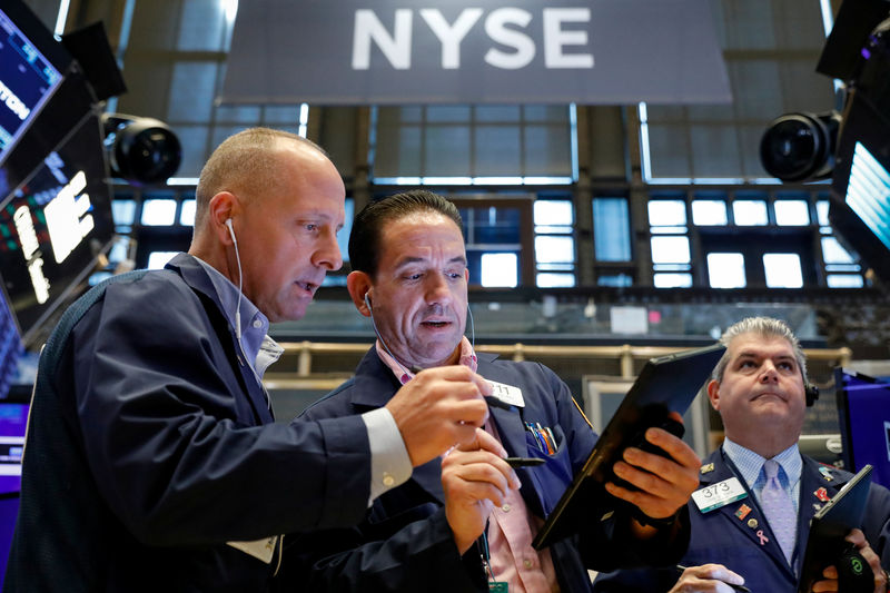 © Reuters. Traders work on the floor at the NYSE in New York