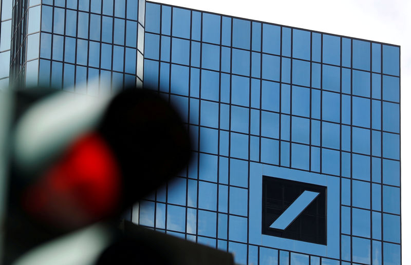 © Reuters. FILE PHOTO: The headquarters of Germany's Deutsche Bank are photographed in Frankfurt