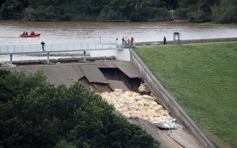 Militares britânicos tentam impedir rompimento de represa que pode inundar cidade