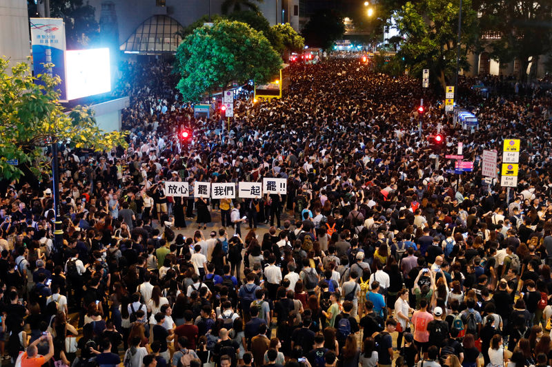 Milhares de servidores públicos de Hong Kong desafiam governo e se juntam a protestos