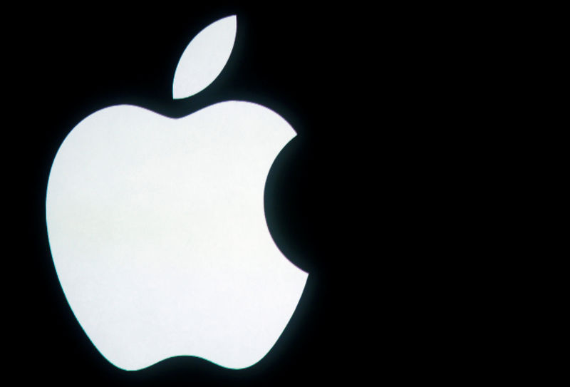 © Reuters. FILE PHOTO: The Apple logo is displayed onstage before a product unveiling event at Apple headquarters in Cupertino