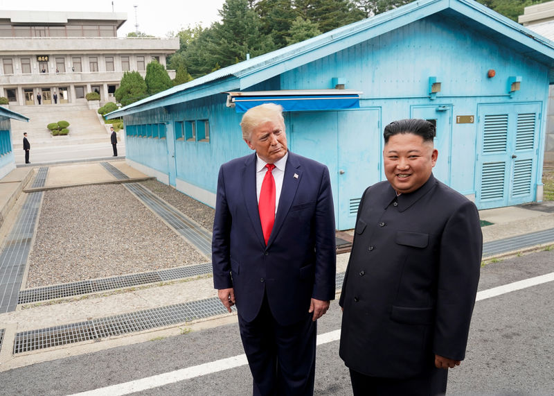 © Reuters. Imagen de archivo del presidente de Estados Unidos, Donald Trump, y el líder de Corea del Norte, Kim Jong Un, en la Zona Desmilitarizada entre las dos Coreas