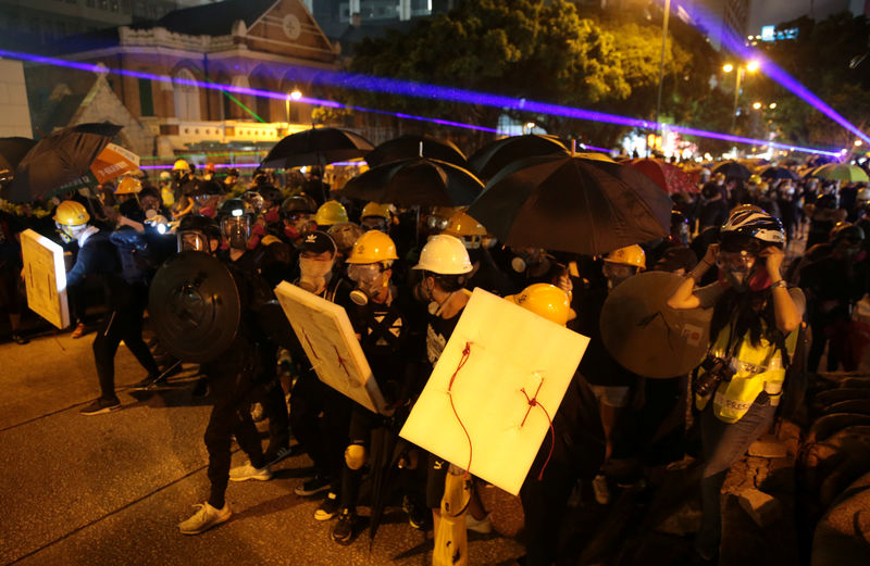 © Reuters. Anti-extradition bill protesters march in Hong Kong