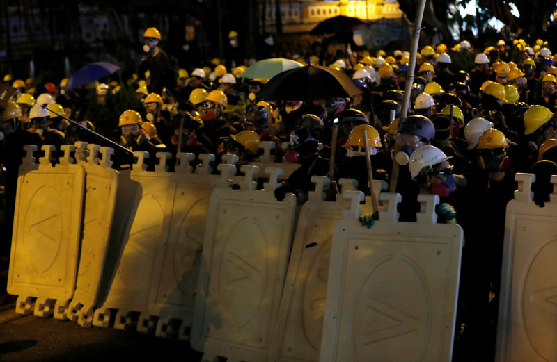 La policía de Hong Kong dispara gases lacrimógenos para frenar nuevas protestas