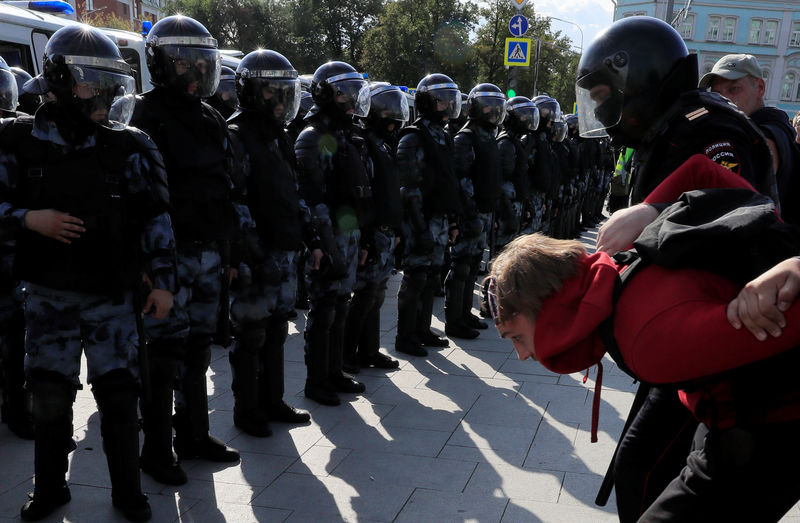 © Reuters. Policías detienen a un participante en una marcha opositora en Moscú, Rusia.