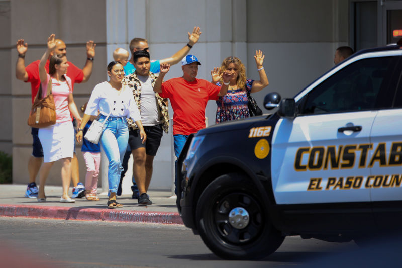 © Reuters. Varias personas salen con las manos en alto de un centro comercial tras un tiroteo en un supermercado Walmart próximo en El Paso, Texas,