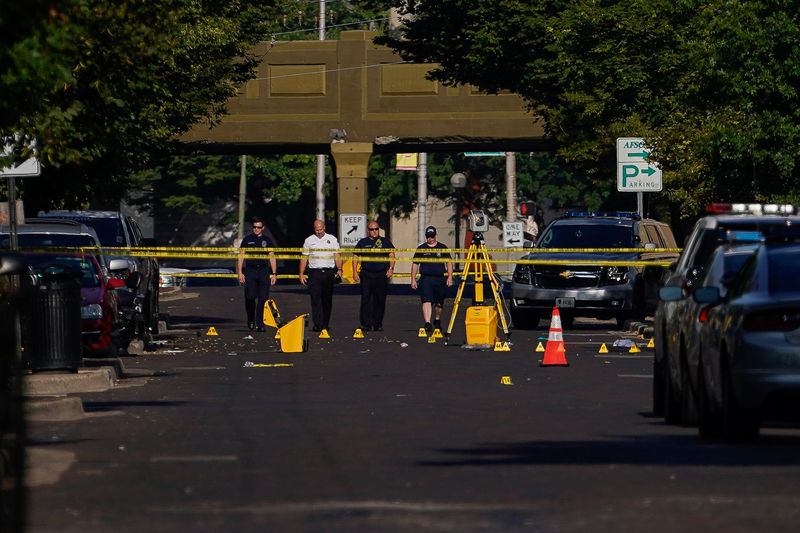 © Reuters. Oficiales de policía investigan la escena tras un tiroteo masivo en Dayton, Ohio