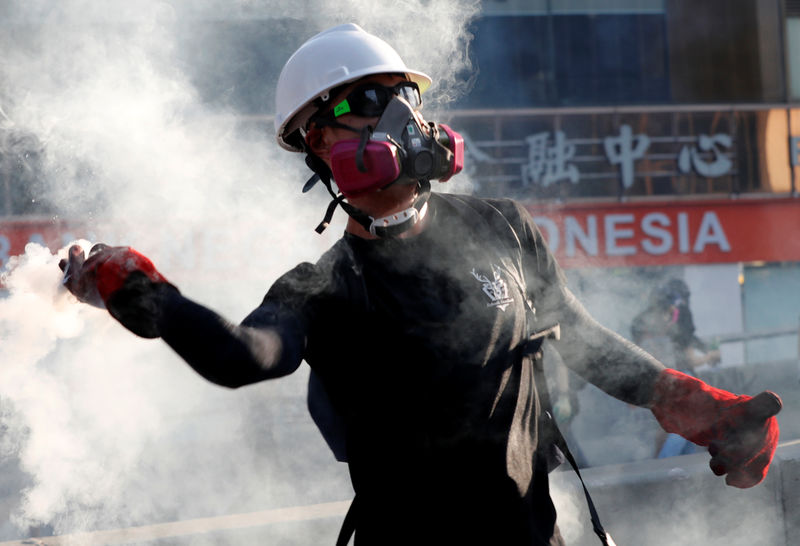 Polícia de Hong Kong usa gás lacrimogêneo contra manifestantes durante greve geral