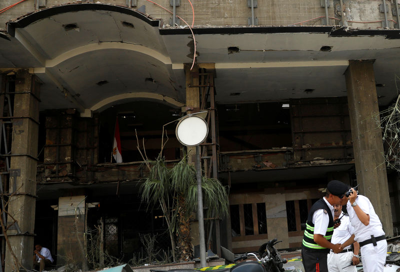 © Reuters. VINGT MORTS DANS UNE EXPLOSION DEVANT UN HÔPITAL AU CAIRE