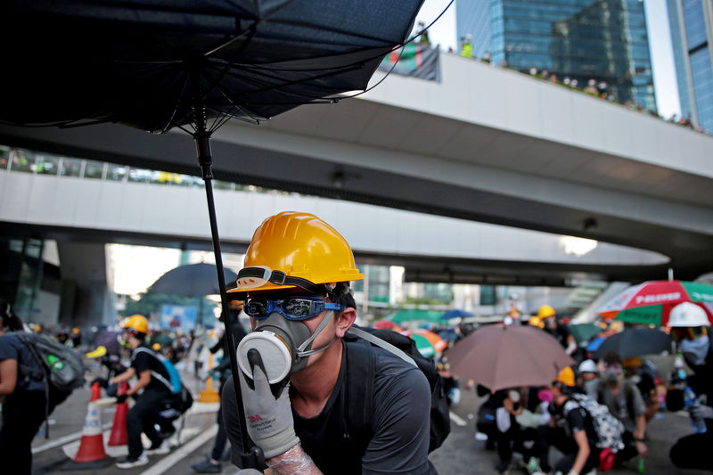 La policía de Hong Kong lanza gas lacrimógeno y pelotas de goma durante la huelga general que paralizó la ciudad
