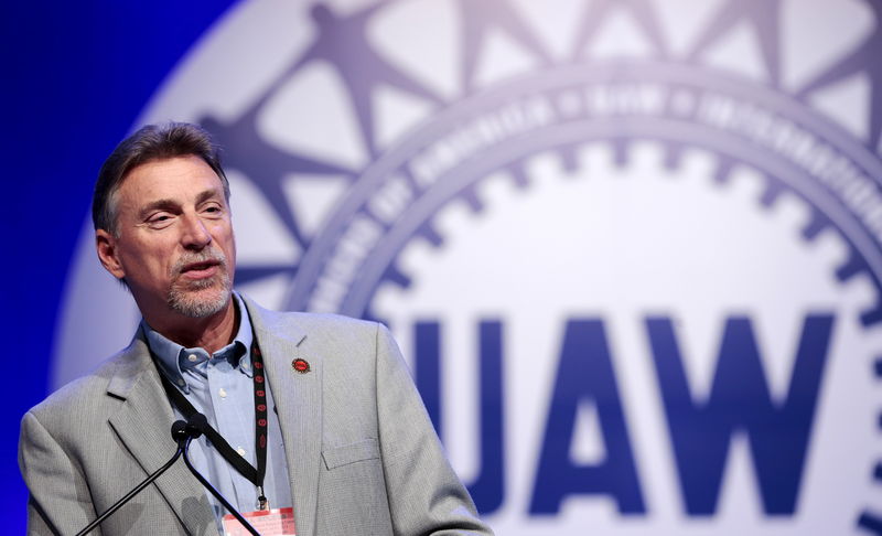 © Reuters. UAW Vice President Norwood Jewell addresses their Special Bargaining Convention held at COBO Hall in Detroit