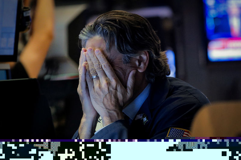 © Reuters. A screen displays the Dow Jones Industrial Average after the closing at the NYSE in New York