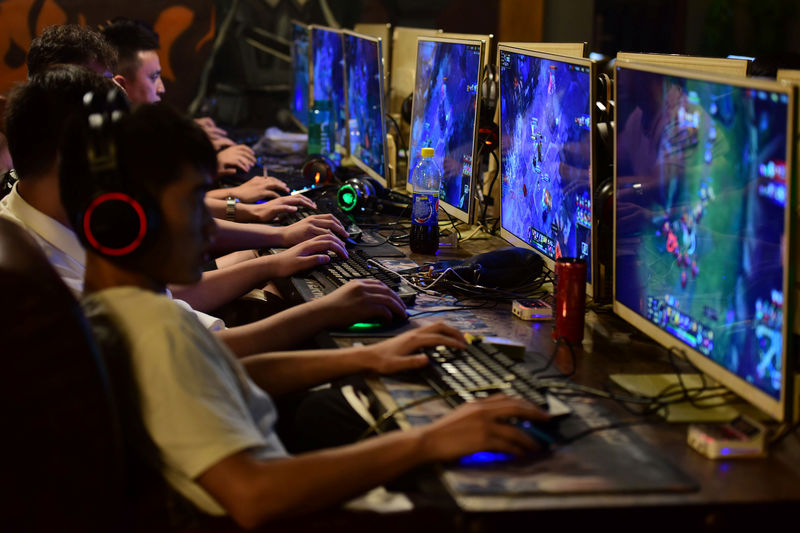 © Reuters. Pessoas jogam videogame online em Fuyang, na China