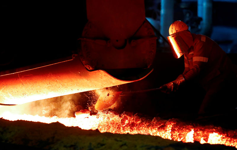 © Reuters. FILE PHOTO: A steel worker of Germany's industrial conglomerate ThyssenKrupp AG works near a blast furnace at Germany's largest steel factory in Duisburg