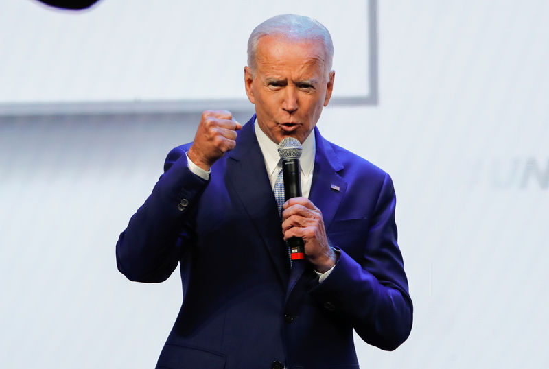 © Reuters. Democratic 2020 presidential candidates speak at the UnidosUS Annual Conference in San Diego