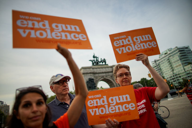 © Reuters. People gather for a vigil to remember victims of the mass shootings at Dayton and El Paso, at Grand Army Plaza in Brooklyn, New York