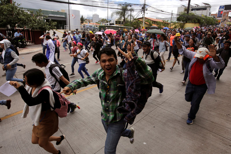 آلاف يحتجون ضد رئيس هندوراس بعد مزاعم عن صلته بعصابات المخدرات