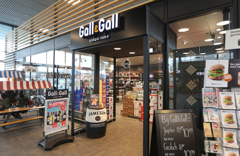 © Reuters. A logo of Gall & Gall is seen at the entrance of shop operated by Ahold Delhaize, the Dutch-Belgian supermarket operator, in Eindhoven