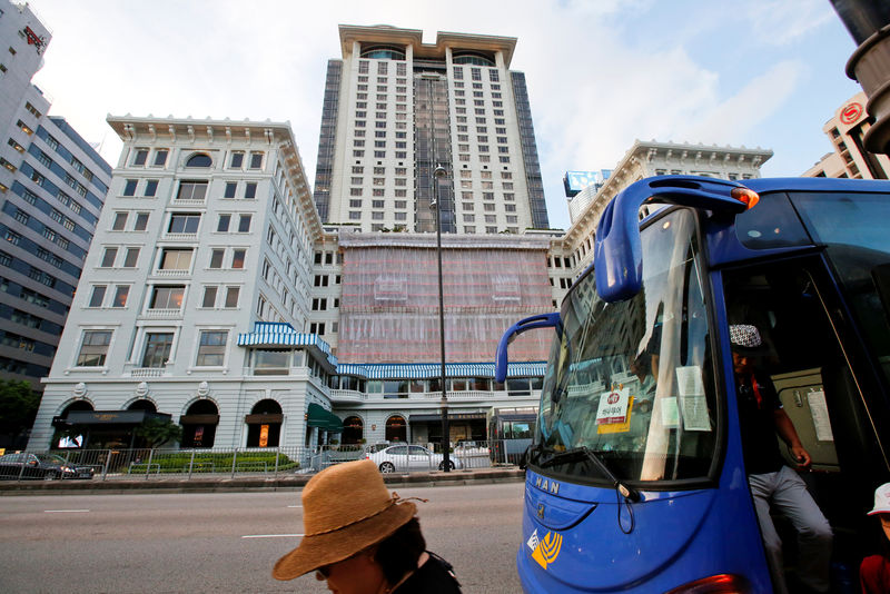© Reuters. Tourists get off a bus outside The Peninsula hotel in Hong Kong