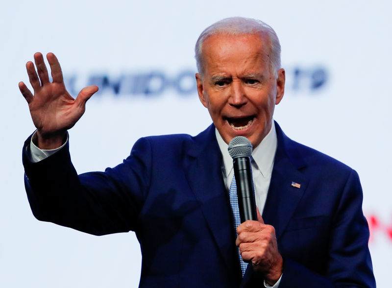 © Reuters. Democratic 2020 presidential candidates speak at the UnidosUS Annual Conference in San Diego