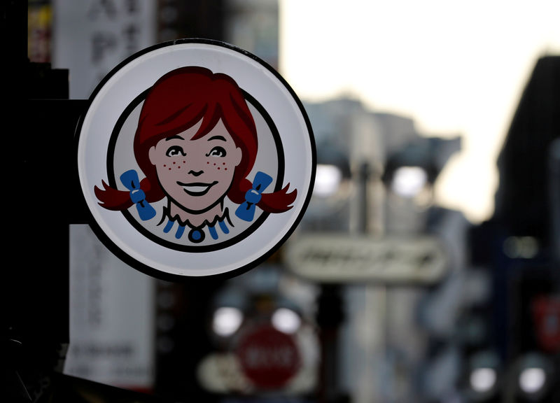 © Reuters. FILE PHOTO: A signboard of Wendy's fast food restaurant is pictured in Tokyo