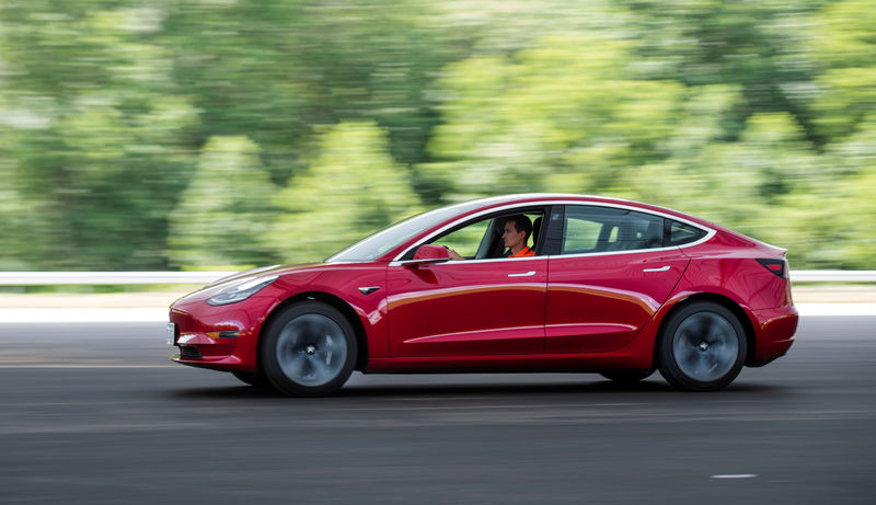 © Reuters. FILE PHOTO: IIHS media relations associate Young drives a Tesla Model 3 at IIHS-HLDI Vehicle Research Center in Ruckersville, Virginia