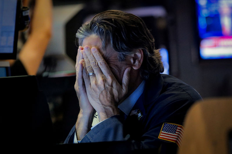 © Reuters. FILE PHOTO: Traders work on the floor at the NYSE in New York