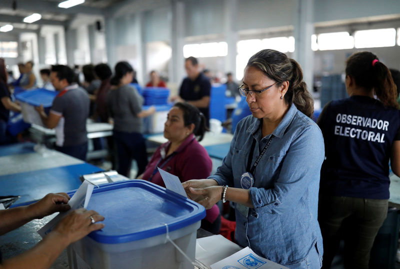 © Reuters. Election workers check voting materials in preparation for its distribution throughout the country ahead of the second round run-off vote in Guatemala City