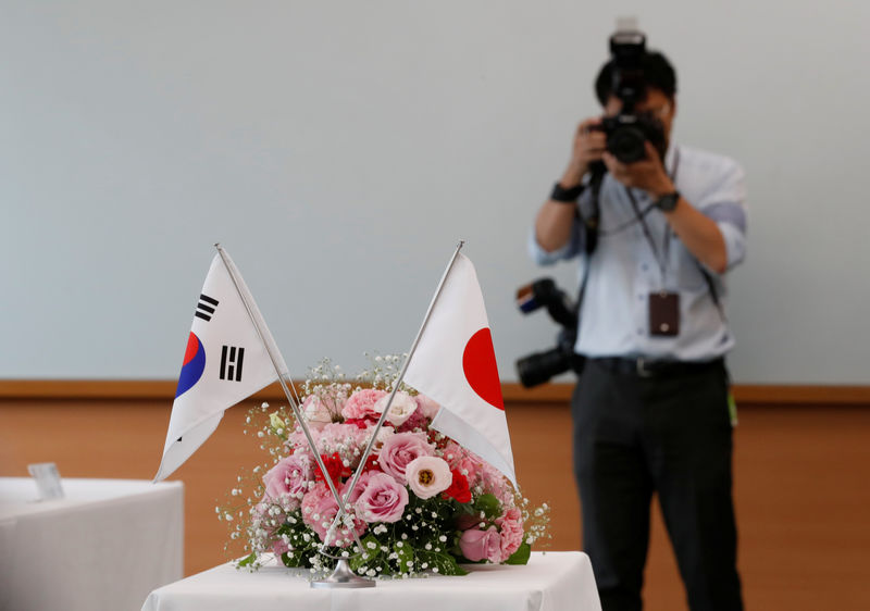 © Reuters. National flags of South Korea and Japan are displayed during a meeting between Komeito Party members and South Korean lawmakers at Komeito Party's headquarters in Tokyo