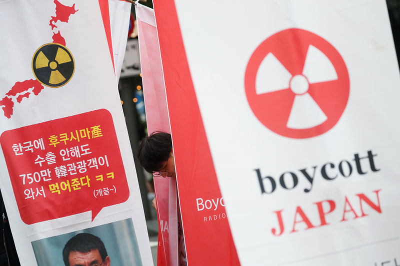 © Reuters. A South Korean man attends an anti-Japan rally near the Japanese embassy in Seoul