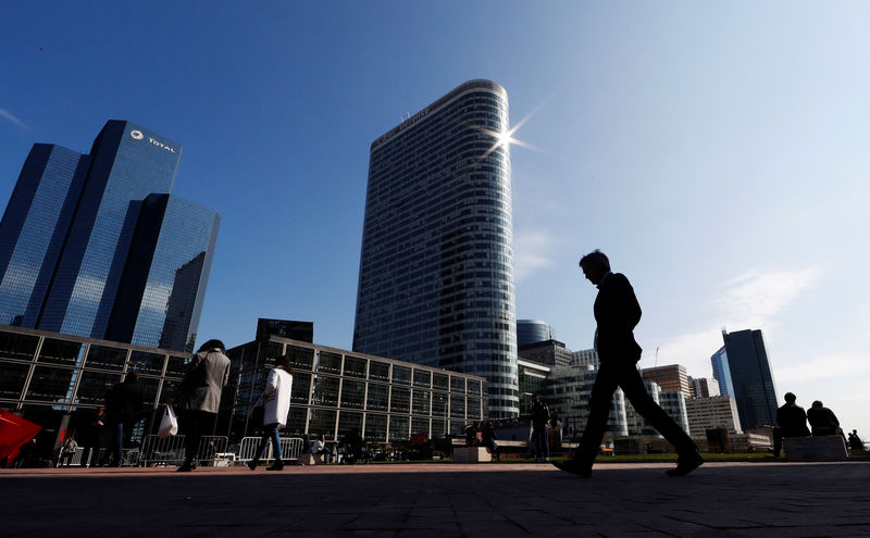 © Reuters. FILE PHOTO: People walk on the esplanade of La Defense in the financial and business district of La Defense, west of Paris