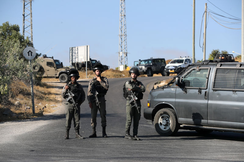 © Reuters. إسرائيل تقول إن جنديا قُتل طعنا في هجوم فلسطيني بالضفة الغربية