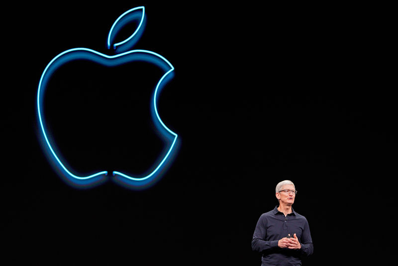 © Reuters. FILE PHOTO: Apple CEO Tim Cook speaks during Apple's annual Worldwide Developers Conference in San Jose