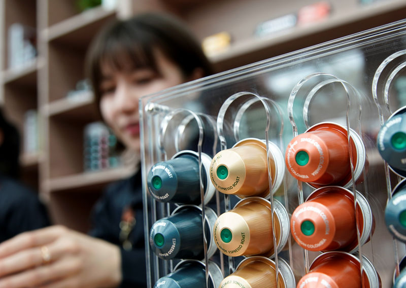 © Reuters. Starbucks labeled single-serve coffee capsules for Nespresso coffee makers are displayed after a news conference of Nestle start selling Starbucks-branded coffee in China, in Shanghai